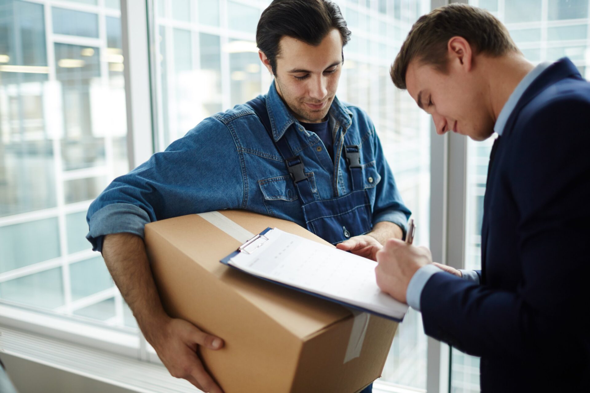 98924521_m Receiving package